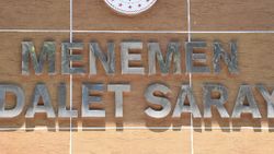 İzmir'de Başkomiserim diyerek dolandırdı