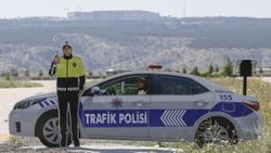 Kara yollarında maket trafik polisi dönemi
