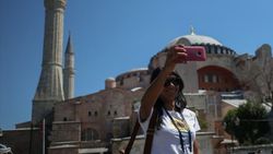 İbadete açılan Ayasofya'ya büyük ilgi