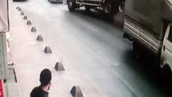 Bağcılar'da kaymakamın aracı kazadan son anda kurtuldu