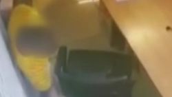 Antalya'da hırsız kameralara yakalandı