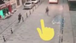 Beyoğlu'nda Cezayirli kapkaççılar, İngiliz'i soydu