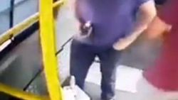 Pendik'te minibüsçünün telefonunu çalan hırsız kamerada