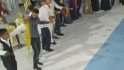 Diyarbakır'da uyarılara rağmen düğünde halay çektiler