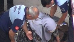 Hatay'da dilenci, zabıtayı görünce kendini yere bıraktı