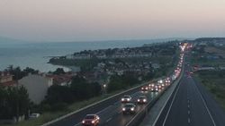 İstanbul'a dönen tatilciler trafik yoğunluğuna neden oldu