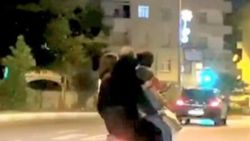 İstanbul'da üç çocukla motosikletli yolculuk