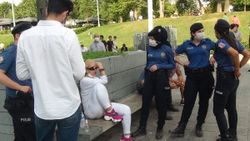 Taksim'de arkadaşları tarafından darbedilen kadın