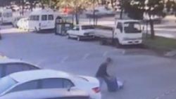 Esenyurt'ta, servis aracını beklerken saldırıya uğradı