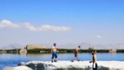 Hakkari'de yaylaya çıkıp buzda kaydılar