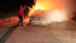 Adana'da bir araç yanarak kül oldu