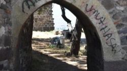 İzmir'in tarihi surları boyalarla tahrip ediliyor