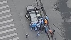 Çin'de aracın altında kalan kadını kuryeler kurtardı