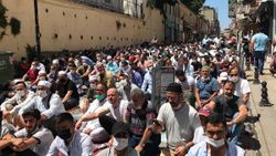 Ayasofya meydanına sığmayan cemaat sokaklarda namaz kıldı