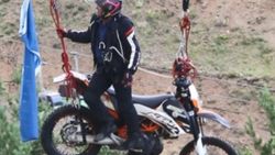 Erzurum'da motosiklet ile 2 bin 300 rakımda zipline yaptı