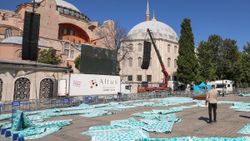 Ayasofya Camii'nin meydanına cemaat için hasır serildi