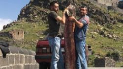 Kars'ta 2 kardeş, 2 metre uzunluğunda balık yakaladı