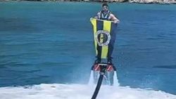 Flyboard yapan Ozan Tufan, F.Bahçe bayrağı açtı