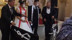 Bağcılar'da arkadaşları damada araba kapısı taktı