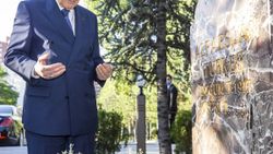 Bahçeli, Alparslan Türkeş'in kabrini ziyaret etti