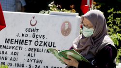 Şehitliklerde hüzünlü bayram