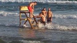 Şile'de cankurtaran kulesini denize taşıyan Suriyeliler