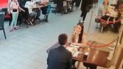Karaköy'deki baklavacıda çanta hırsızlığı kamerada