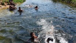 Antalya'da su kanalında yüzen çocuklar: Kanal temizlensin