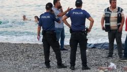 Antalya'da denizden ceset çıktı: Yüzmeye devam ettiler