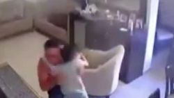 Lübnanlı babanın patlamada çocuğunu koruma anları
