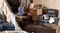 Lübnanlı kadın, patlamanın ardından evinde piyano çaldı