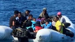 Ayvalık açıklarındaki 32 göçmen kurtarıldı
