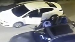Kağıthane’de maskeli hırsızlar lüks aracın teybini çaldı