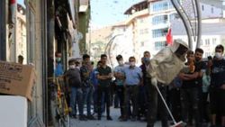 Hakkari'de tabelaya arı yuva yaptı: Esnaf kepenk kapattı