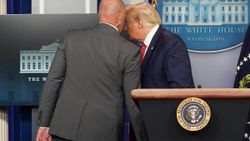 Donald Trump basın toplantısından çıkarıldı