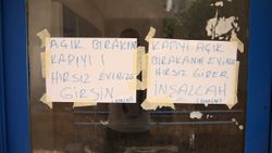 Antalya'da komşularını uyarmak için kapıya beddua astı