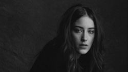 Hazal Kaya oğlu Fikret Ali'yi film setine götürdü