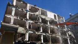 Avcılar'da 1999 depreminde hasar gören bina yıkıldı