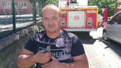 Zonguldak'ta kaçan papağanını yakalarken ağaçta kaldı
