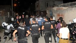 Antalya'da uyuşturucu operasyonunda bir polis taşla yaralandı