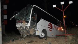 Afyonkarahisar'da yolcu otobüsü kaza yaptı: 31 yaralı