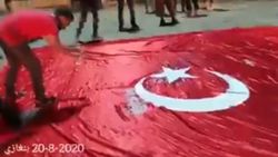 Darbeci Hafter destekçileri Türk bayrağı yaktı