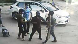 Ankara'da eşi tarafından silahla kovalanan kadını esnaf kurtardı