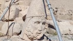 Nemrut Dağı'ndaki 2 bin 60 yıllık heykel devrilmekten kurtarıldı
