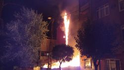 Şişli'de gecekondu yangını 4 binaya sıçradı
