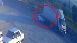 Antalya'da otomobil kamyona çarptı: 2 yaralı