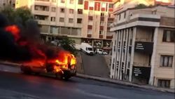 Sultangazi'de eşine kızan adam, aracını yaktı