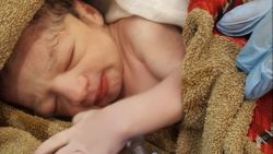 Eskişehir'de hastaneye götürülen anne, ambulansta doğum yaptı