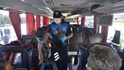 Uşak polisi, maske takanlara kırmızı gül dağıttı
