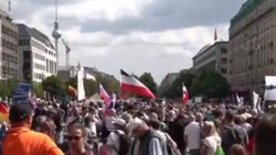 Almanya’da binlerce kişiden koronavirüs protestosu